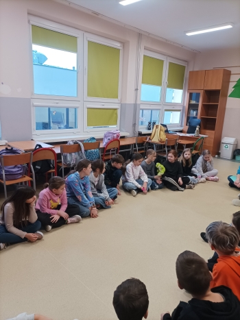 Uczniowie podczas udzielania odpowiedzi na pytania