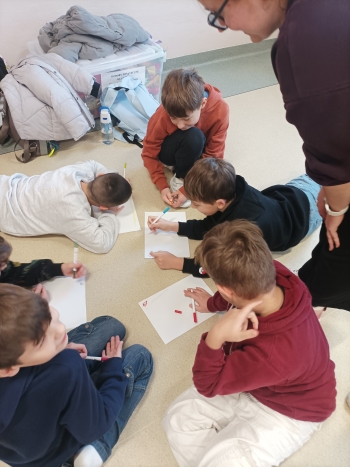 Chłopcy podczas wykonywania zadania