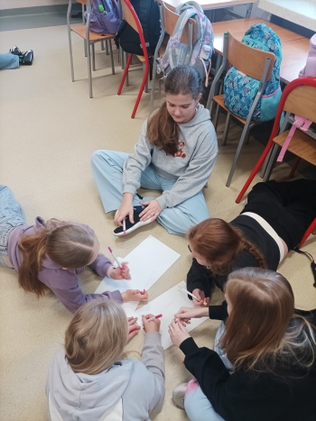 Dziewczyny podczas wykonywania zadania