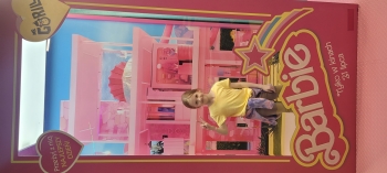 Dziewczynka w skrzynce Barbie