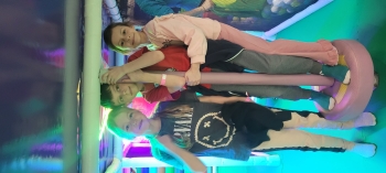 Dziewczynki pozują do zdjęcia