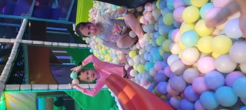 Dwie dziewczynki w kulkach 