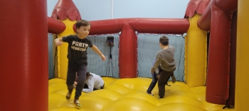 Chłopcy na dmuchańcah 