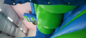 Dziewczynka przechodzi tor przeszkód na dmuchańcu 