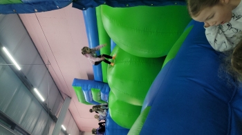 Dzieci pokonują tor 