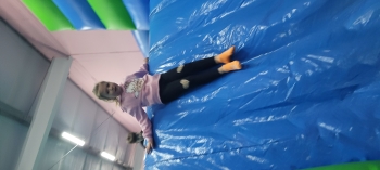 Dziewczynka zjeżdża 