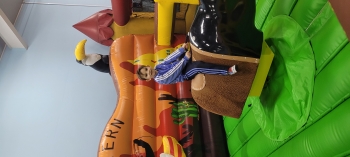 Chłopiec próbuje sił na byku 