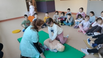 ćwiczenia ucisków klatki piersiowej