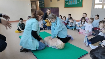 ćwiczymy uciski klatki piersiowej