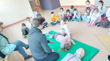 ćwiczymy ułożenie w bezpiecznej pozycji