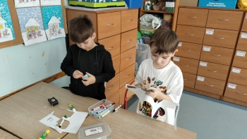 półkoloniści podczas pracy