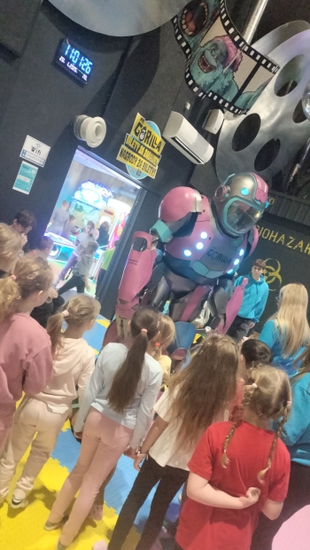spotkanie z robotem w Mr Gorilla