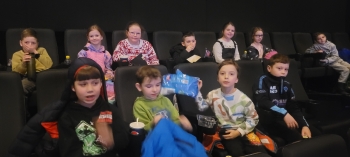 Grupa dzieci w kinie