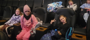 dziewczynki w sali kinowej