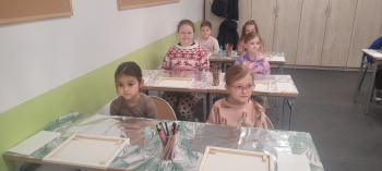 Dziewczynki na warsztatach plastycznych 