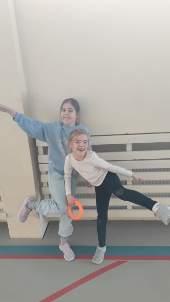 dziewczynki w zabawnej pozie