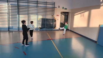 chłopcy graja w piłkę nożną