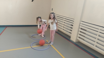 dziewczynki z piłką do kosza