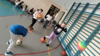 zabawa w sali gimnastycznej