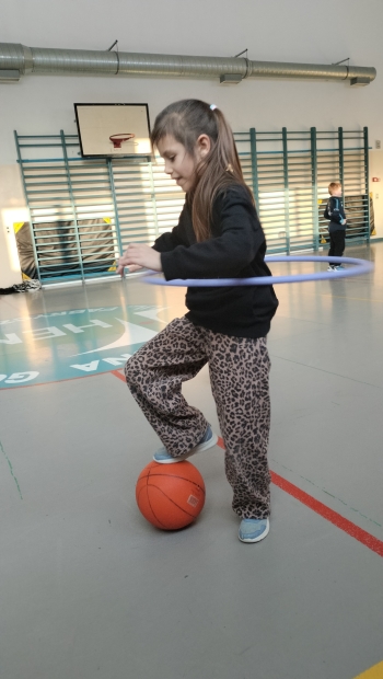 zdjęcie dziewczynki ze sprzętem sportowym