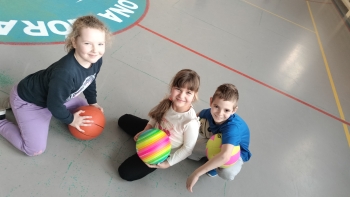 zdjęcie uśmiechniętych półkolonistów