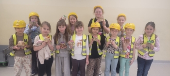 Grupa dziewczynek z minionkami