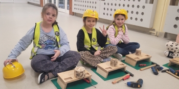 Dziewczynki na warsztatach  stolarskich