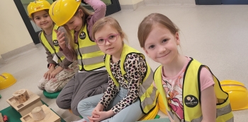 cztery dziewczynki na warsztatach  stolarskich