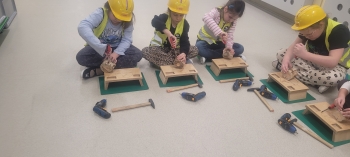 Dzieci używają narzędzi 