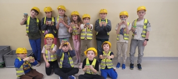 Grupa dzieci na warsztatach  stolarskich