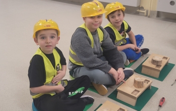 chłopcy na warsztatach  stolarskich
