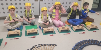 Dzieci podczas na warsztatów stolarskich