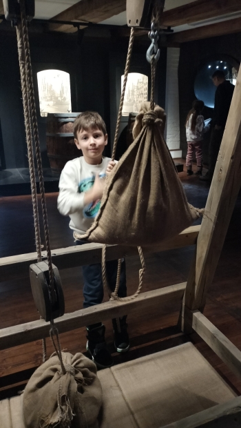 chłopiec unosi worek