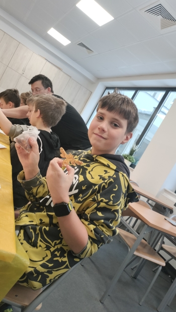 chłopiec z wykonanym magnesem