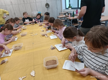 dziewczynki podczas wykonywania magnesu