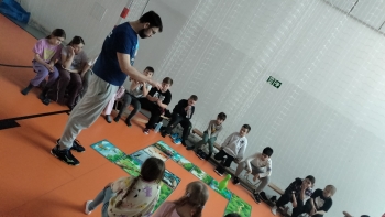 słuchamy co uczniowie muszą wykonać