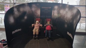 Zdjęcie dziewczynek w Multikinie