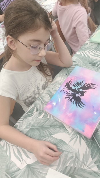 dziewczynka nad pracą własną