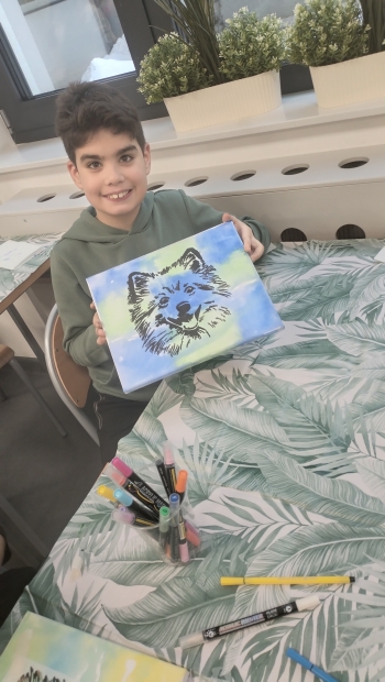 chłopiec z pracą własną