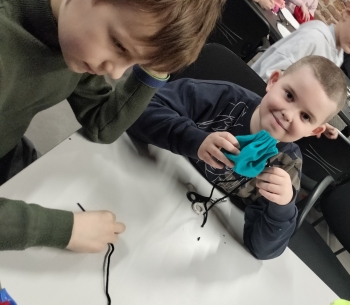 uśmiechnięty chłopiec