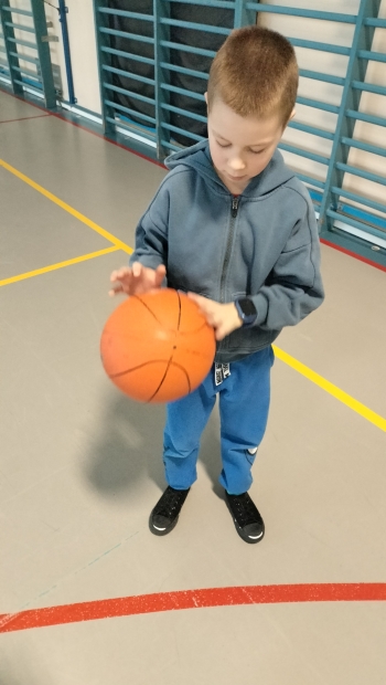 chłopiec z piłką do kosza