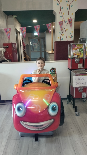 zdjęcie chłopca w samochodzie