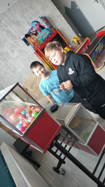 chłopcy przy automatach