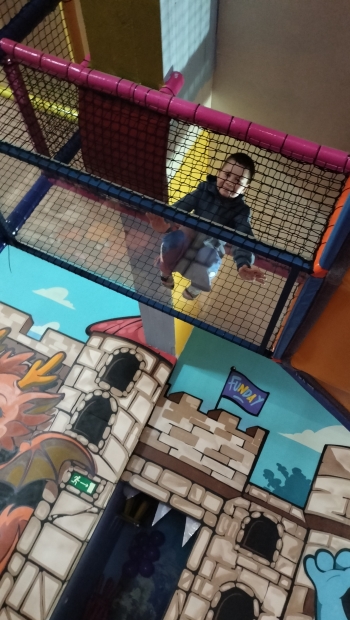 chłopiec na atrakcji Fun Day