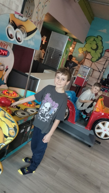 uczestnik półkolonii przy automatach