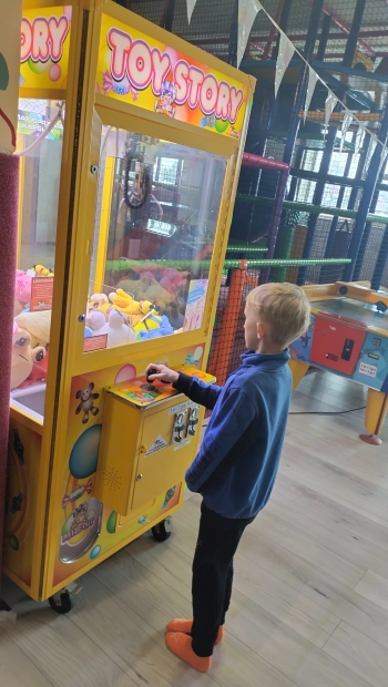 chłopiec przy automacie Toy Story