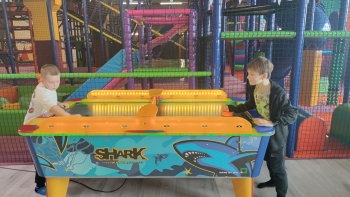 chłopcy przy atrakcji shark