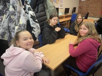 udział w zajęciach edukacyjnych pt. „Ojcowie Niepodległości – gra edukacyjna”, które odbyły się w Bibliotece Pedagogicznej w Pruszczu Gdańskim.