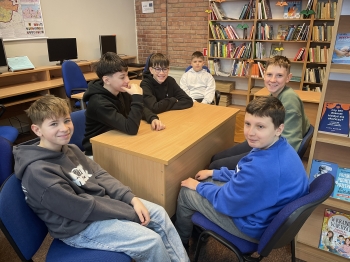 udział w zajęciach edukacyjnych pt. „Ojcowie Niepodległości – gra edukacyjna”, które odbyły się w Bibliotece Pedagogicznej w Pruszczu Gdańskim.