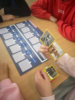 udział w zajęciach edukacyjnych pt. „Ojcowie Niepodległości – gra edukacyjna”, które odbyły się w Bibliotece Pedagogicznej w Pruszczu Gdańskim.